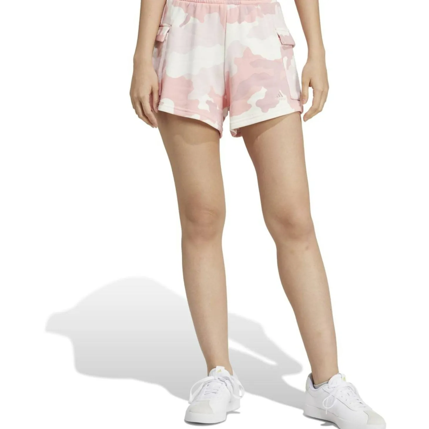Essentials 3-Streifen Camo-Print Cargoshorts Damen Shorts