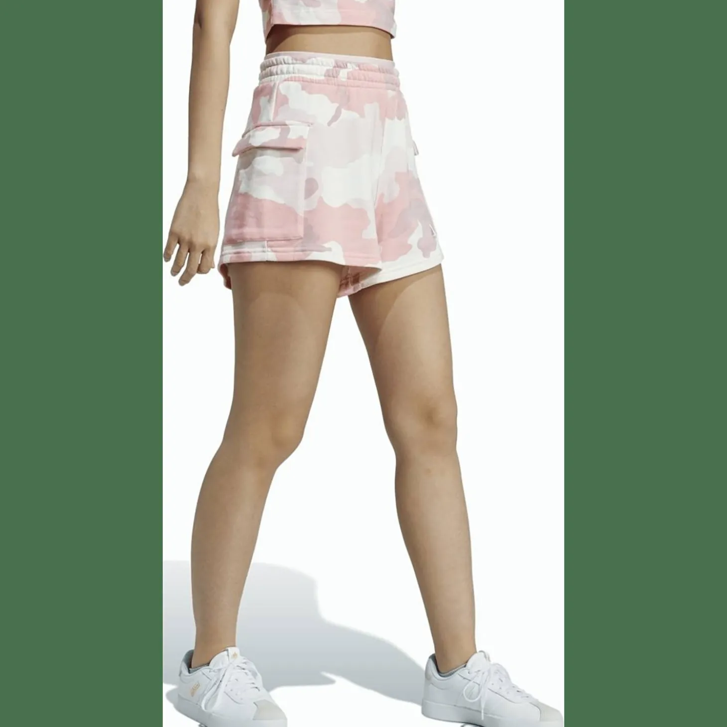 Essentials 3-Streifen Camo-Print Cargoshorts Damen Shorts