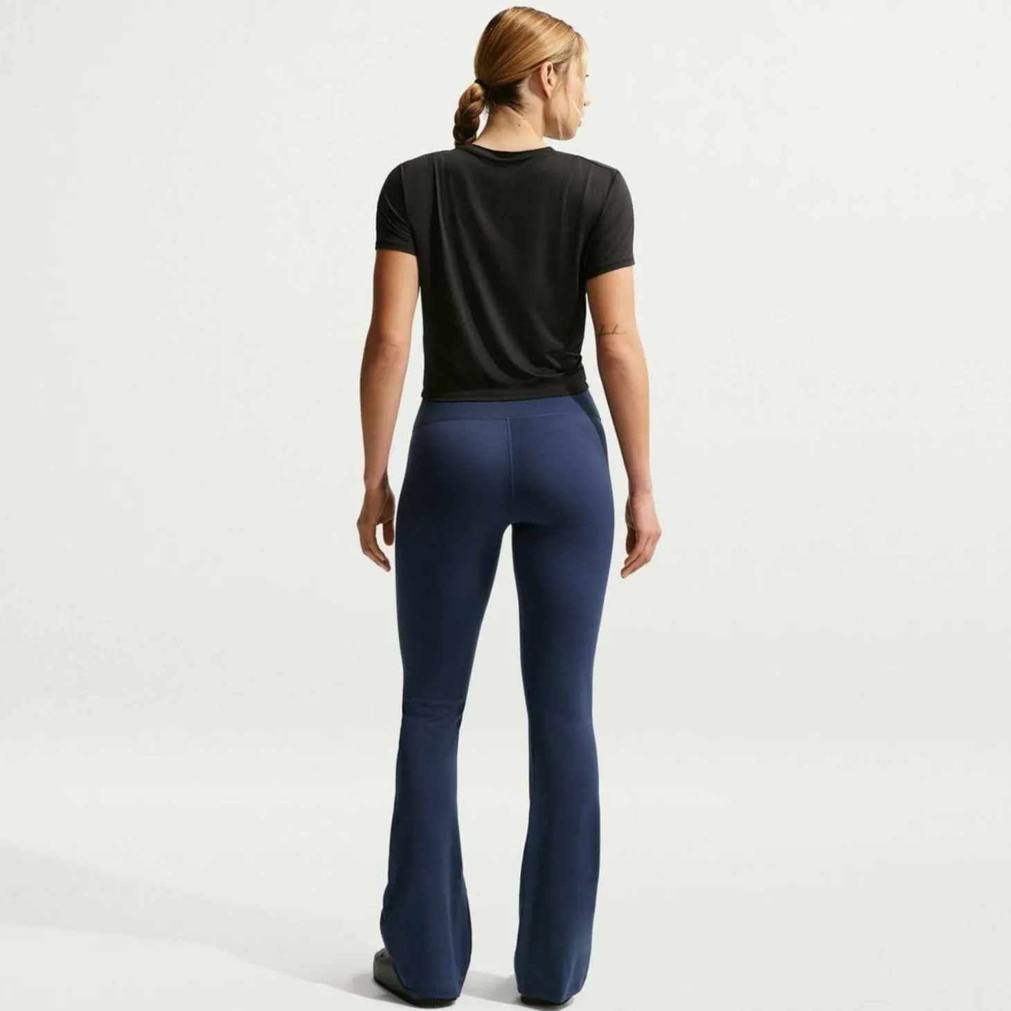 One High-Waisted Flared Damen Trainingshose