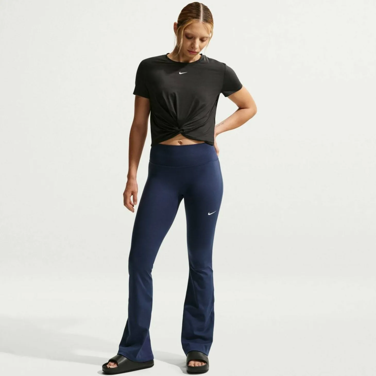 One High-Waisted Flared Damen Trainingshose